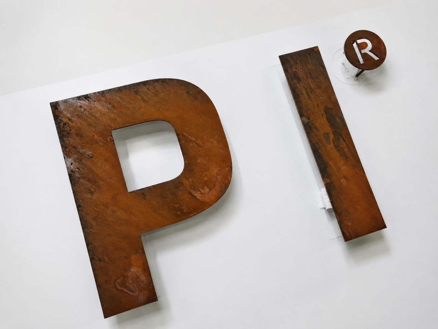 İşletme adı ve özel yazılar için üretilen pimli corten metal yazı tabelası