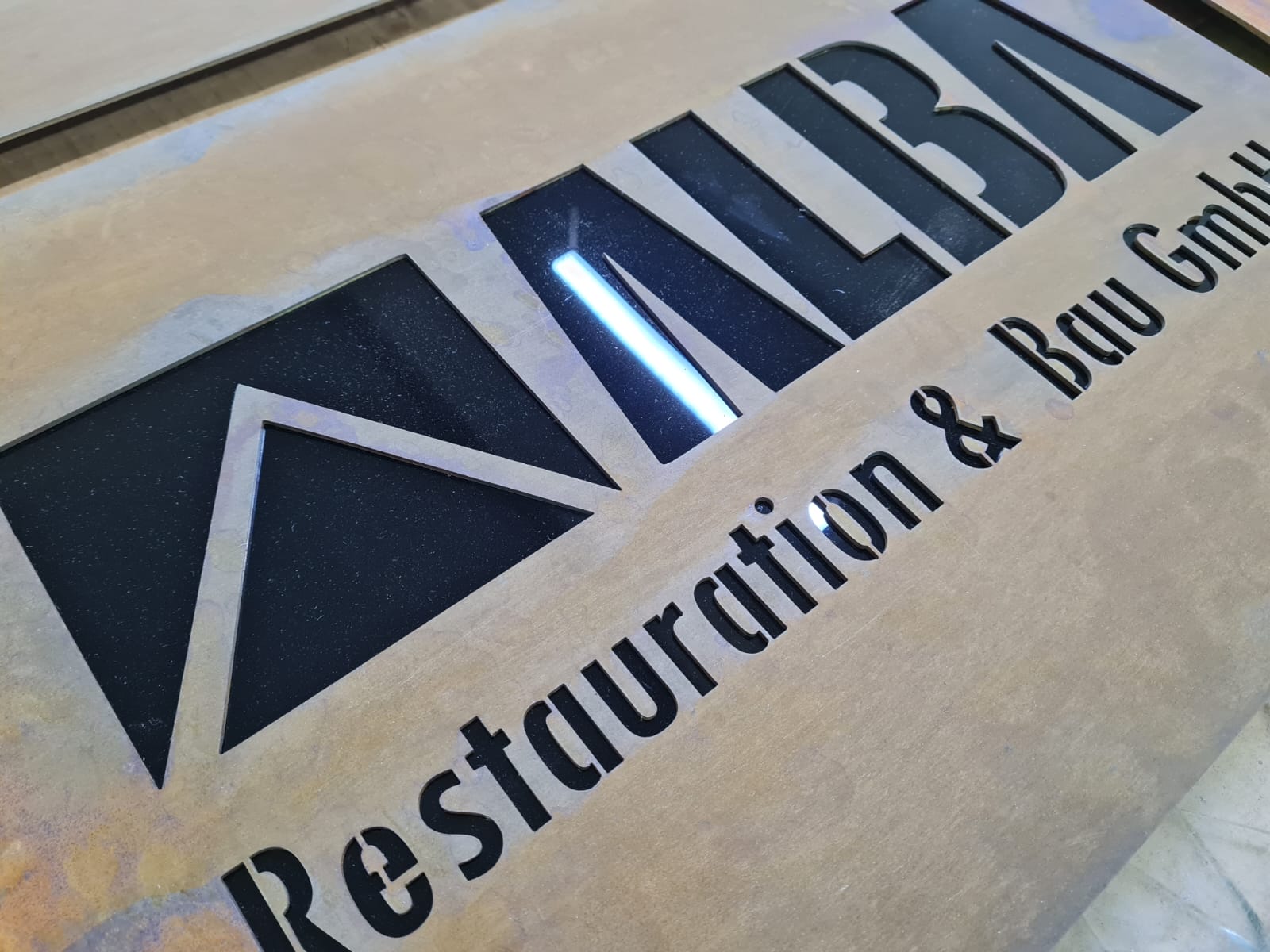 Restoran girişleri için özel logolu corten metal tabela