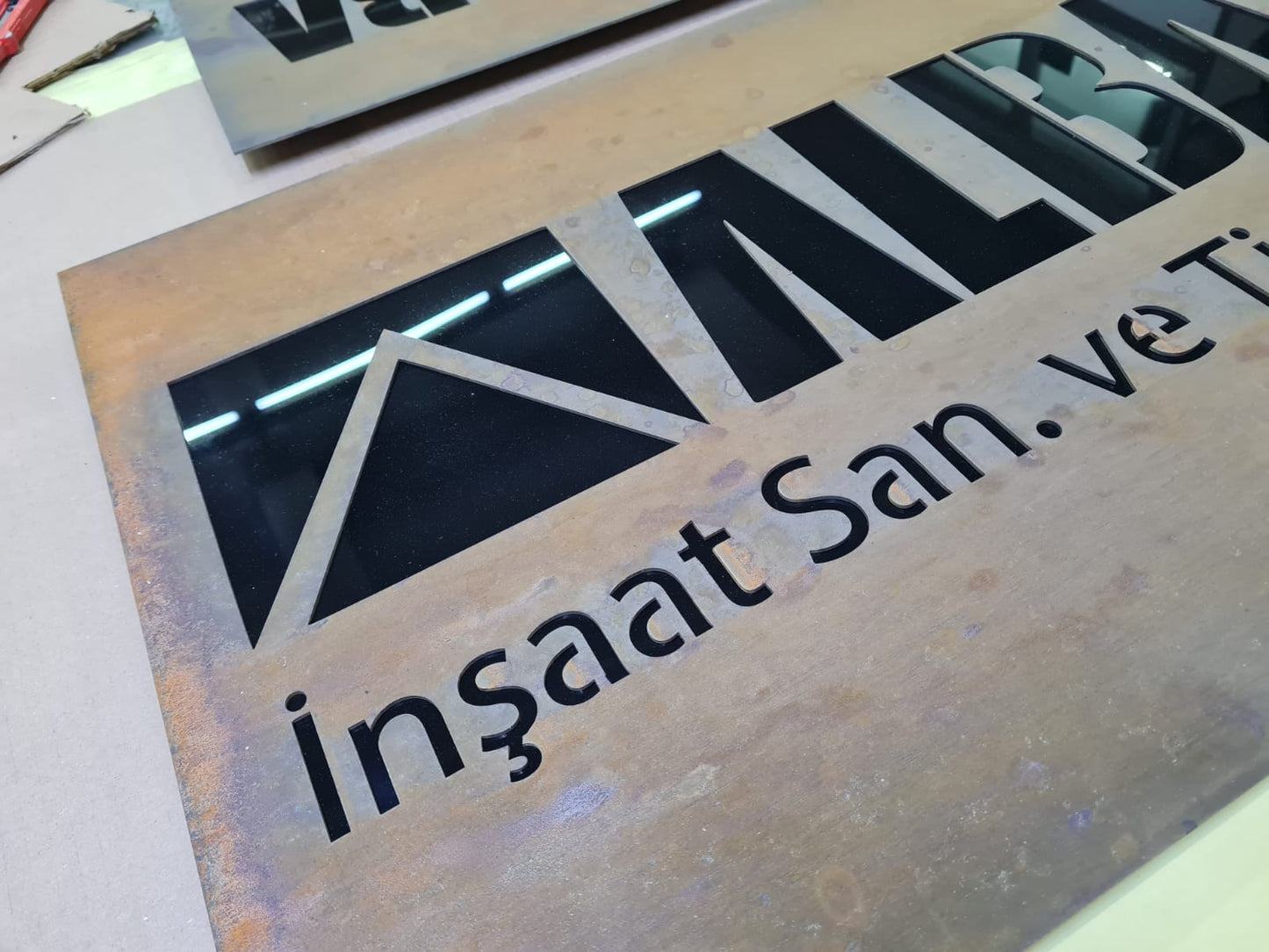 Corten metal tabelanın doğal oksitlenmiş patina yüzey detayı