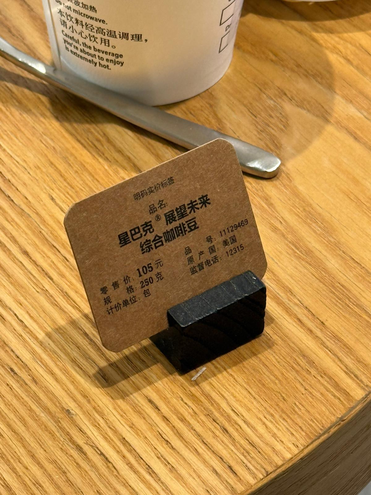 Düğün ve özel davet masalarında isim veya masa numarası sergilemek için ideal ahşap kart tutucu.