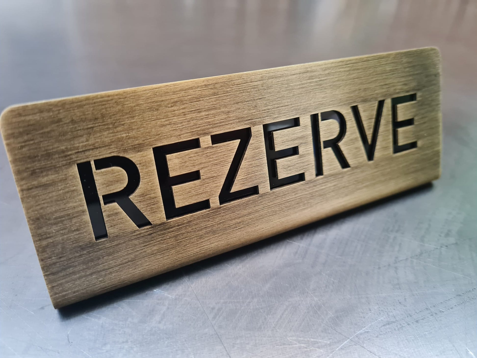 Dekupe içerikli metal reserved tabelası, siyah akrilik detaylı masa rezervasyon ürünü.