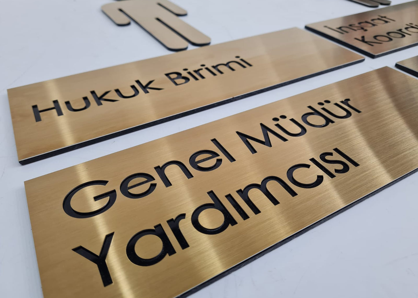 Dekupe yazı teknolojisiyle üretilen ofis isimliği.