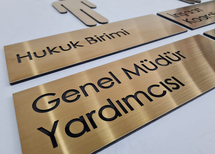 Dekupe yazı teknolojisiyle üretilen ofis isimliği.