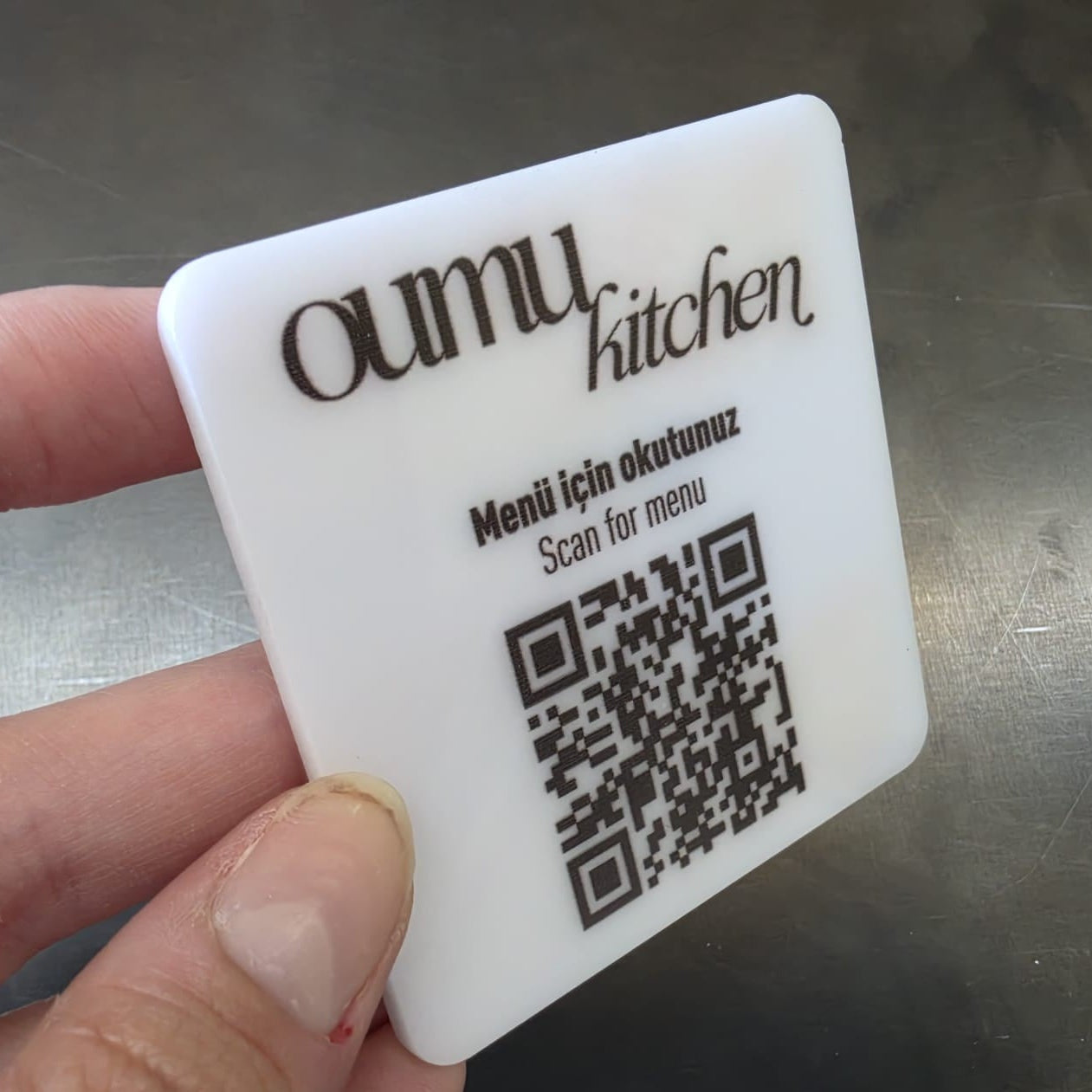 Web sitesi, sosyal medya ve dijital içeriklere yönlendiren yapışkanlı QR kod etiketi.