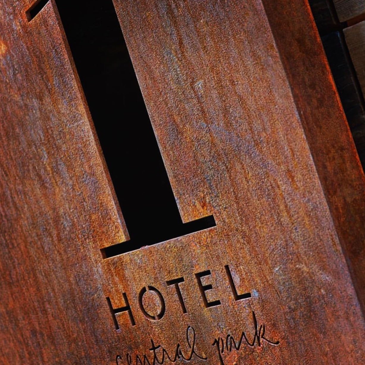İşletme cephesi ve giriş alanlarında kullanılan corten metal firma tabelası
