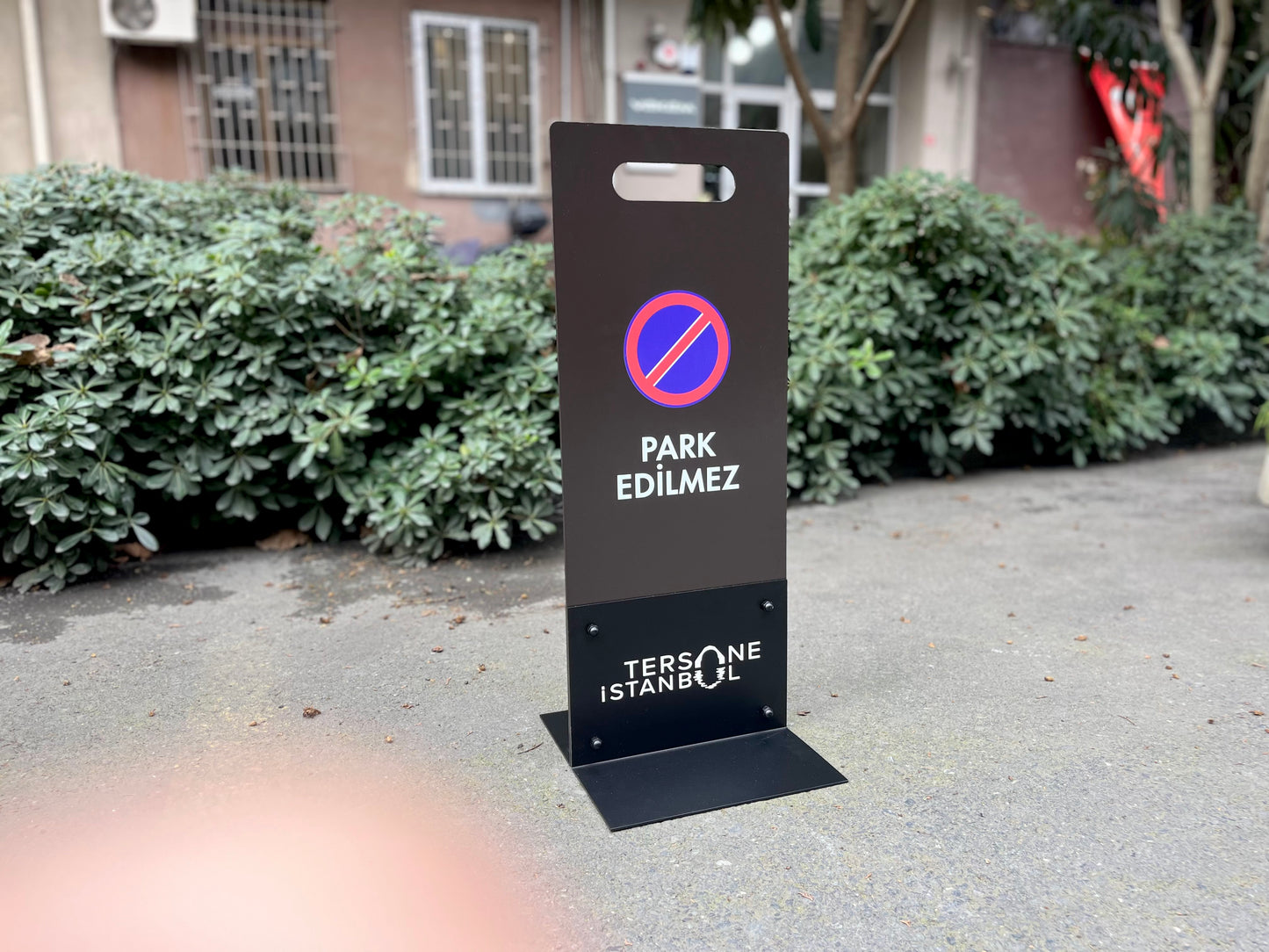 Dış mekan kullanımına uygun, elektrostatik boyalı metal park uyarı tabelası.