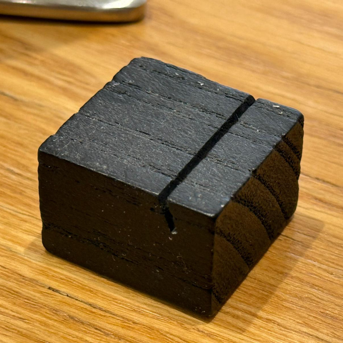 Minimal tasarımlı doğal ahşap fiyat göstergesi, hem rustik hem modern alanlarda kullanılabilir.