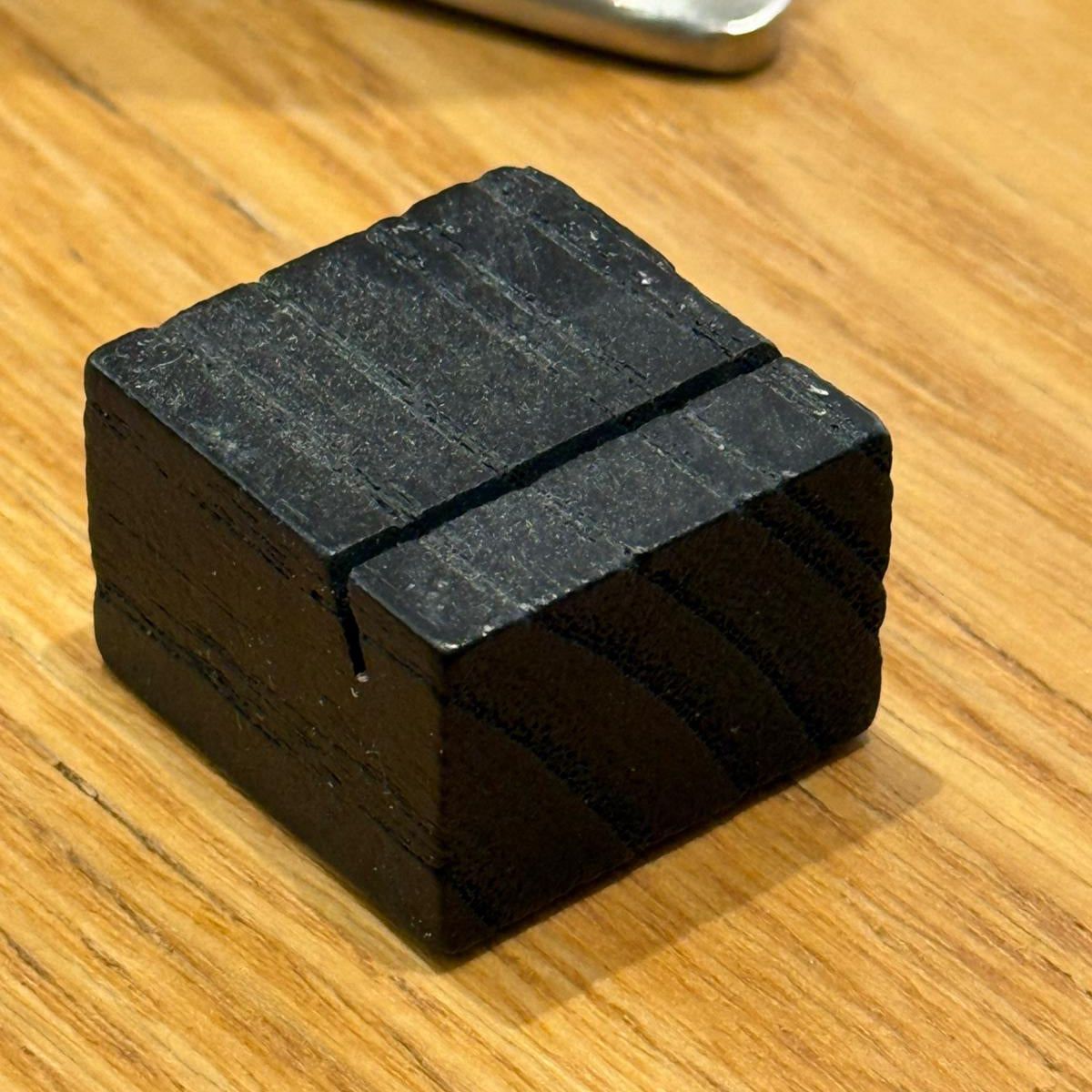 Açık büfelerde yemek isimlikleri ve fiyat kartları için kullanılan şık ahşap etiket tutucu.