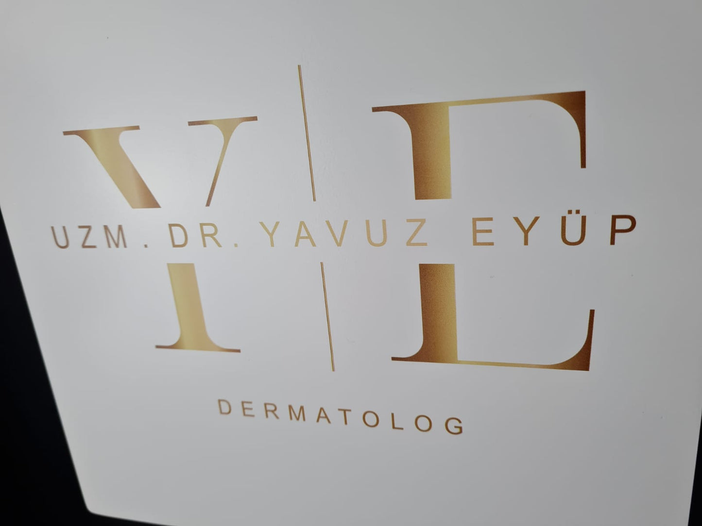 Doktor odası ve işlem odaları için kişiselleştirilebilir kapı isimlikleri