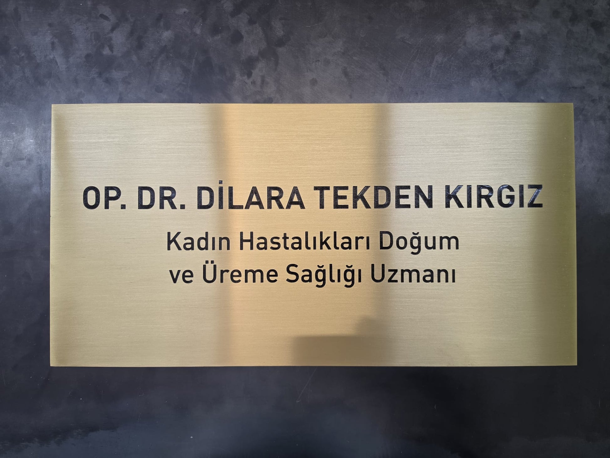 Doktor muayenehanesi için kişiye özel metal kapı isimliği ve uzmanlık tabelası