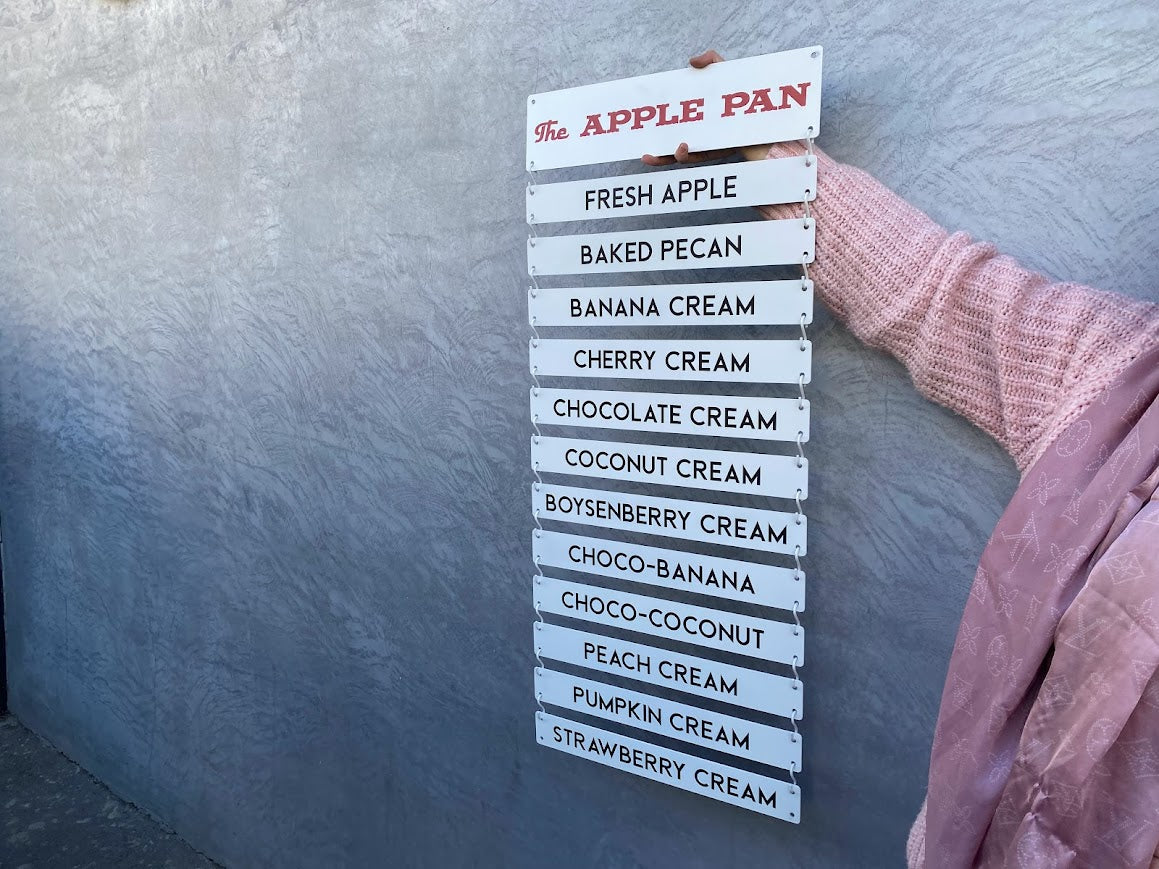 Duvara monte edilebilir metal menü panoları.