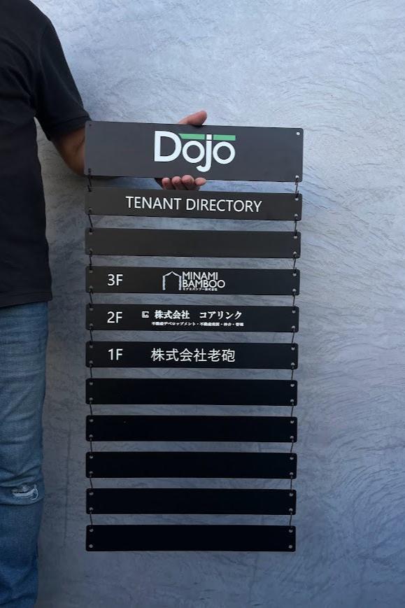 Duvara kolayca asılabilen metal menü tabelası.