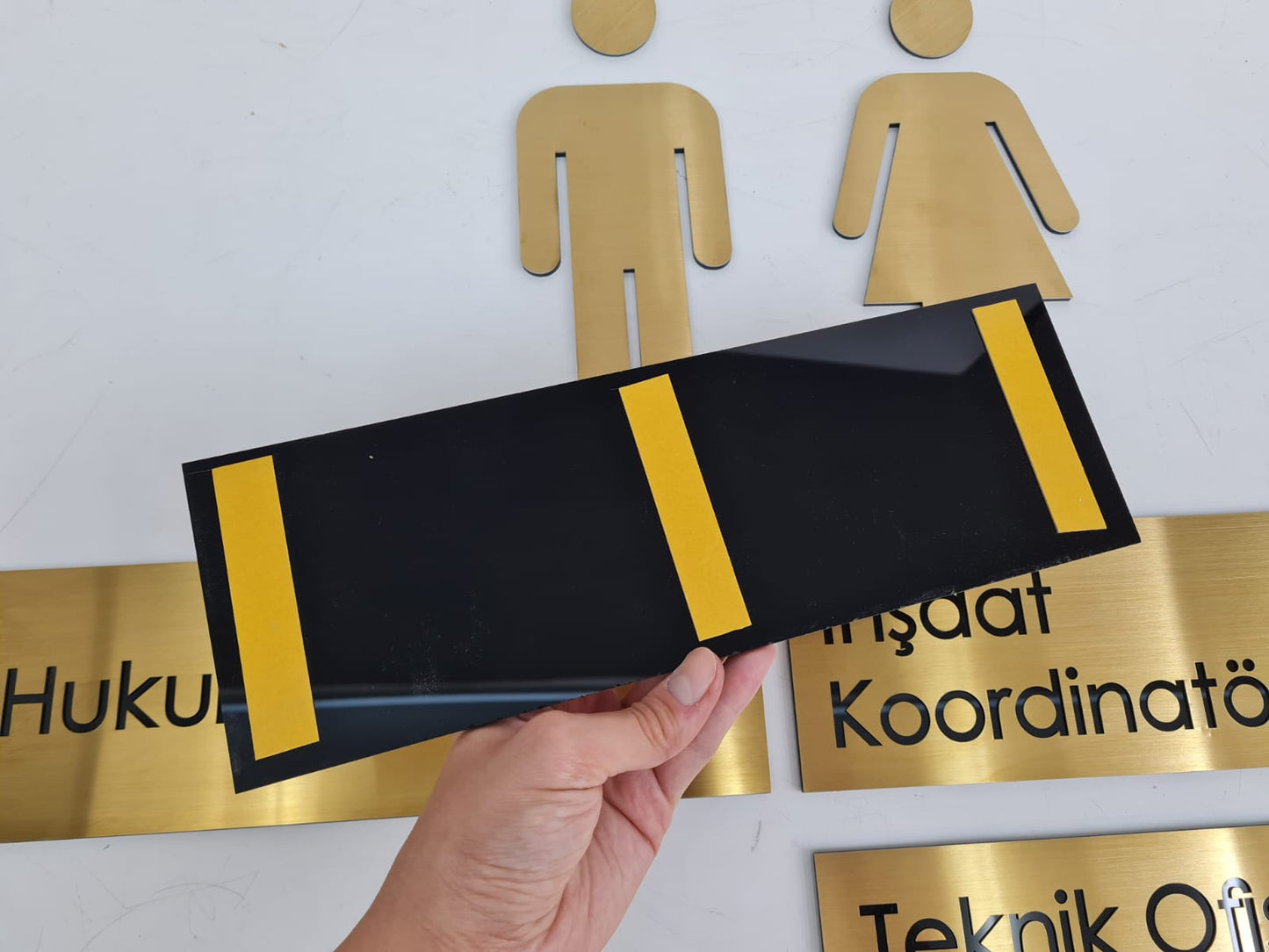 Duvar montajına uygun modern kapı tabelası.