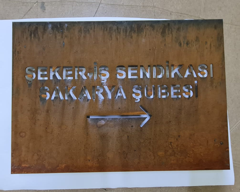 Endüstriyel mimariye uygun doğal patinalı corten logo tabelası
