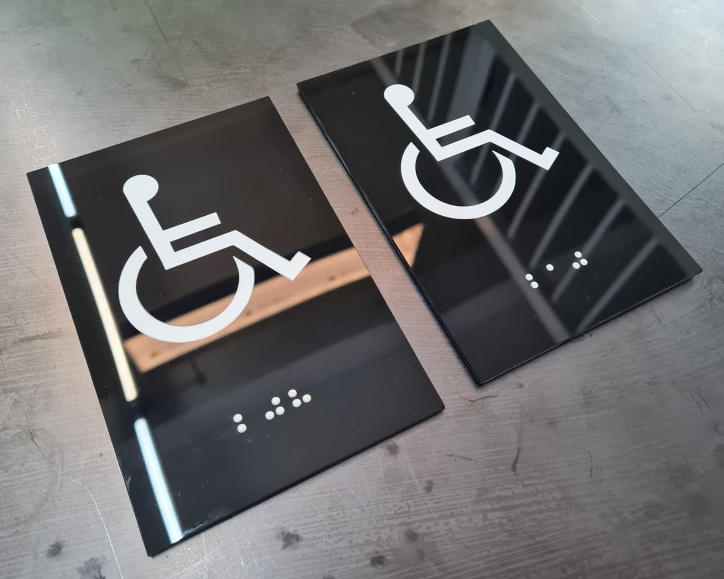 Engelli tuvalet girişleri için Braille detaylı kapı tabelası