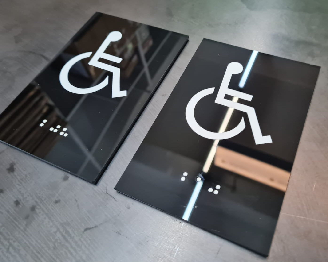 Engelli WC alanları için Braille detaylı erişilebilirlik işareti