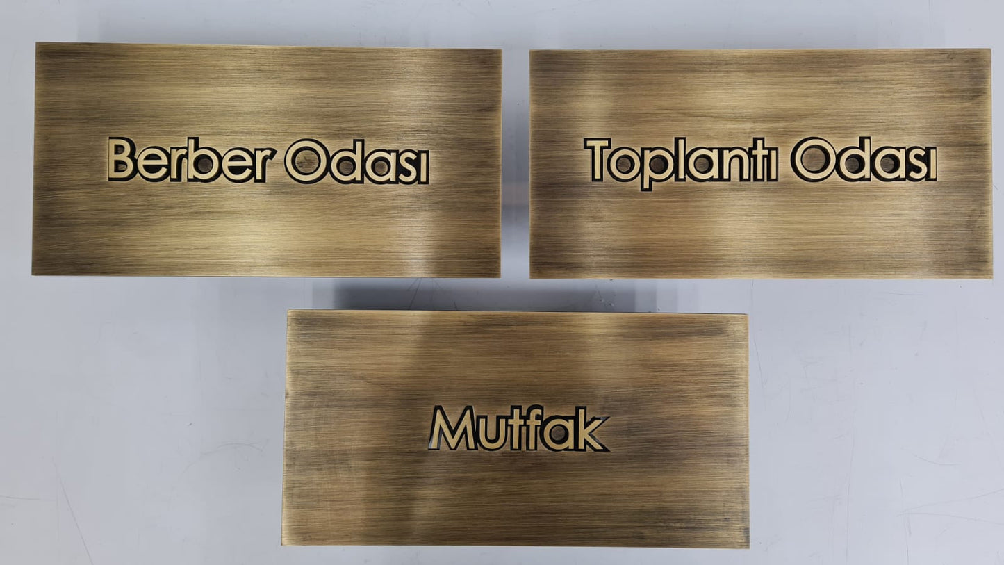 Eskitme pirinç kabartmalı yazılı mahal isimliği.