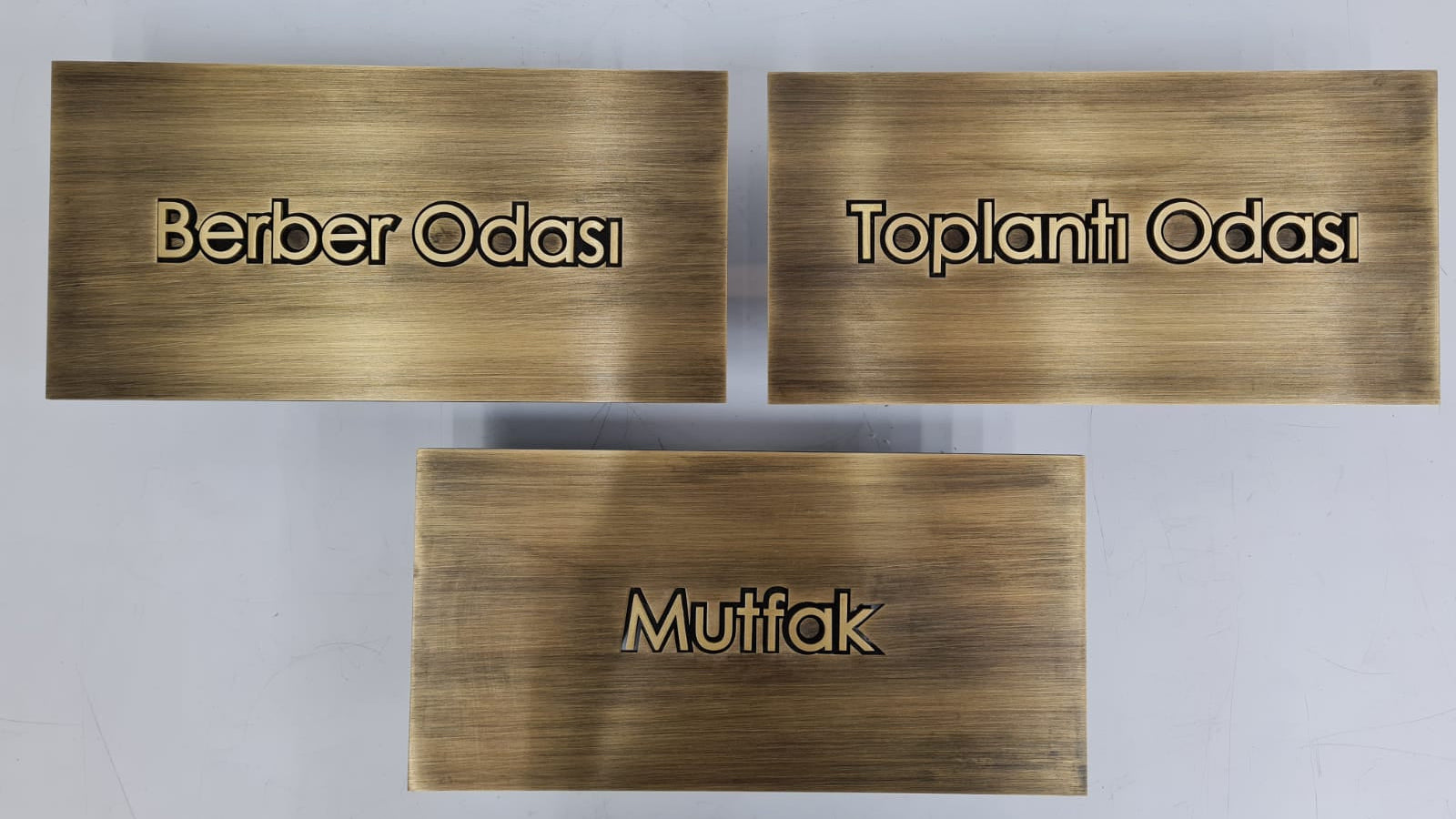 Eskitme pirinç kabartmalı yazılı mahal isimliği.