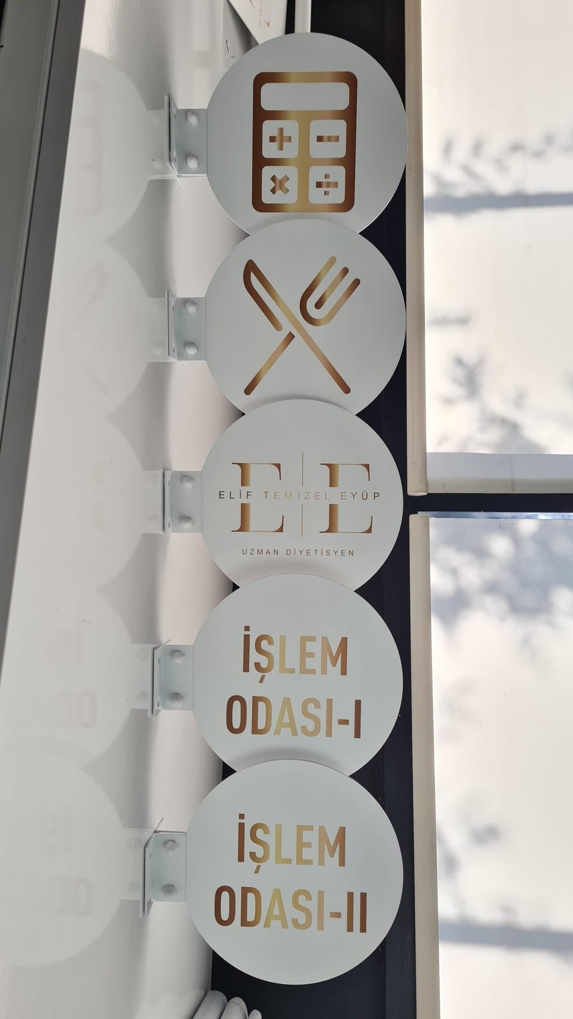 Estetik ve güzellik merkezleri için profesyonel yönlendirme tabela seti