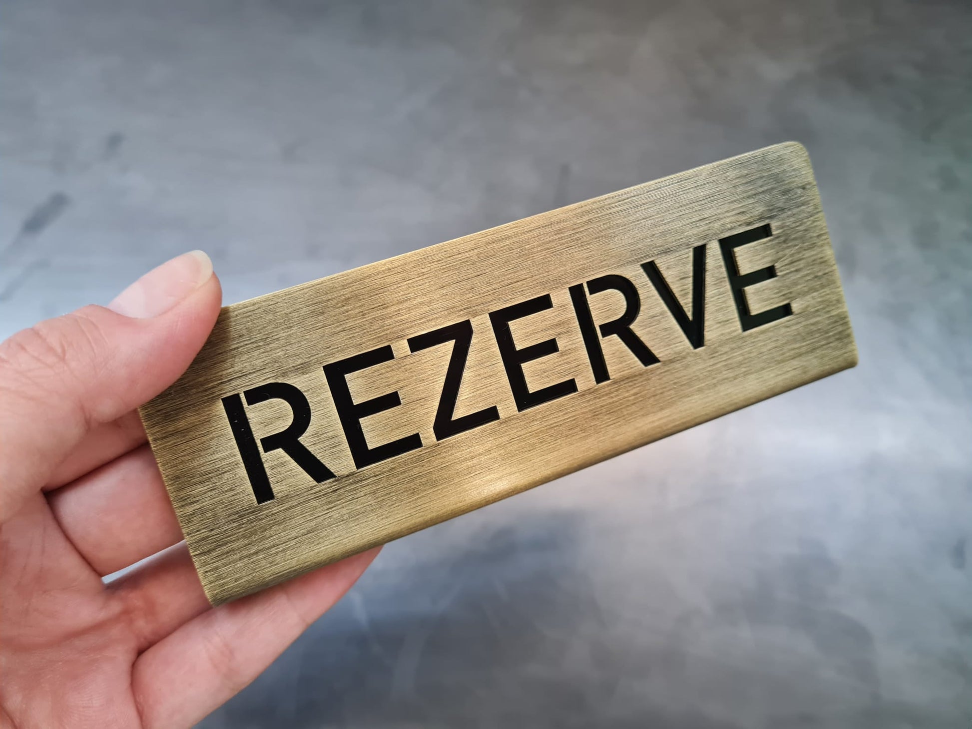 Fine dining restoranlar için tasarlanmış antik metal rezerve masa levhası.