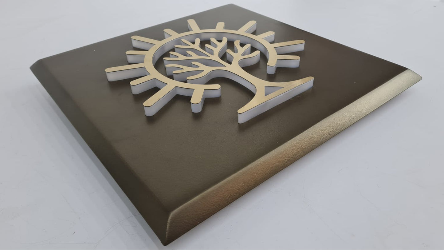 Gold metal yüzey ve akrilik logo detaylı giriş tabelası