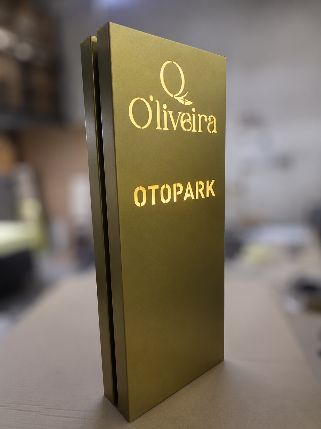 Gold metal gövdeli ayaklı otopark totem tabelası