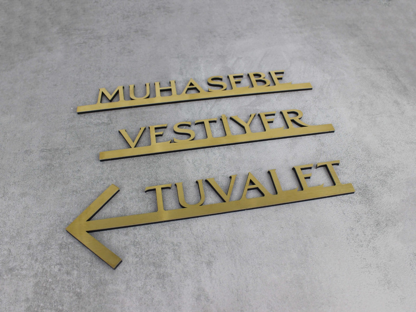 Gold metal yüzeyli dekoratif iç mekan yönlendirme tabelası