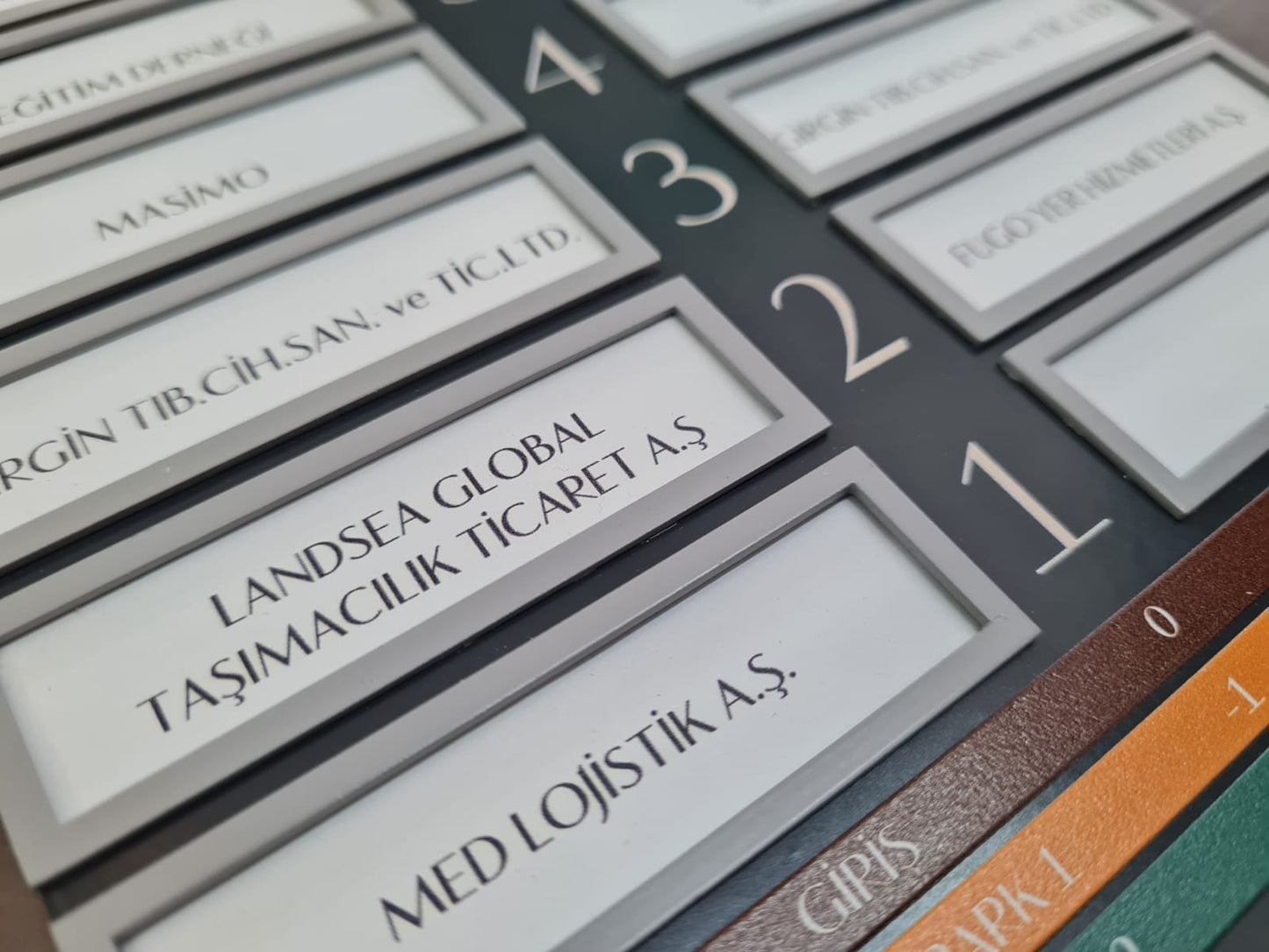 Güncellenebilir modüler asansör bilgi panosu sistemi