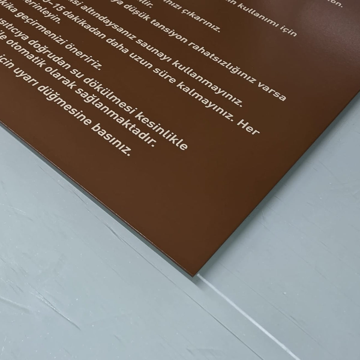 Hamam ve sauna kural panosunun metal köşe ve yüzey işçiliği detayı