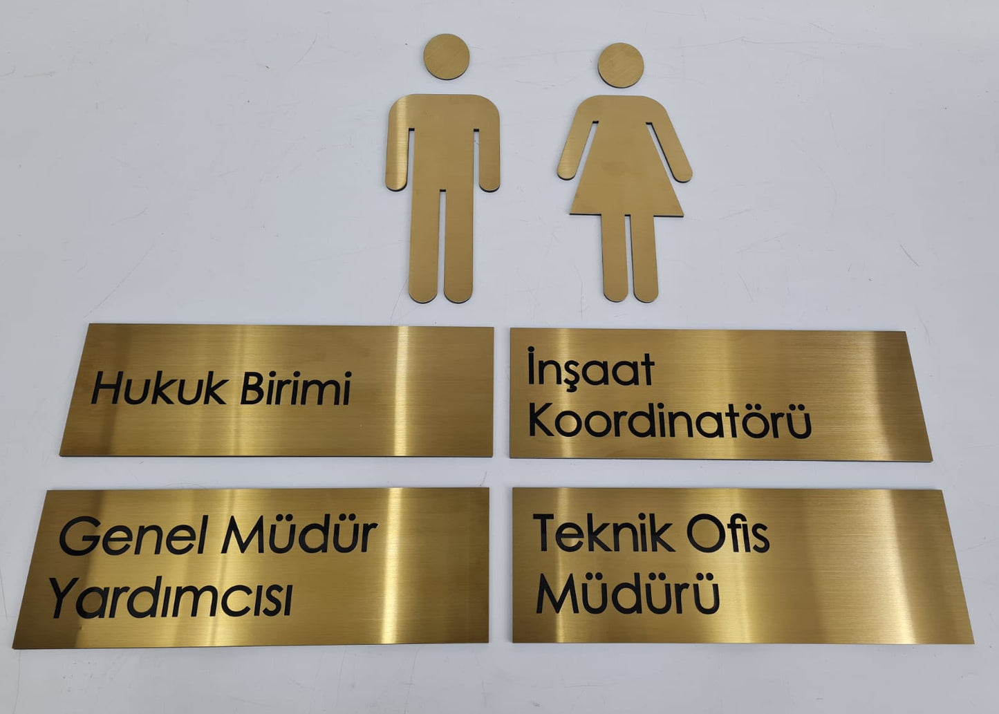 Hukuk birimi kapısı için dekupe yazılı kurumsal tabela.