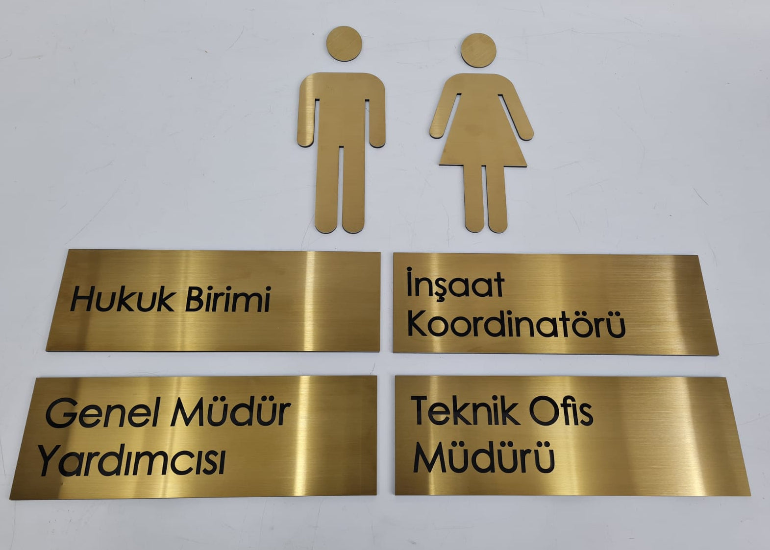 Hukuk birimi kapısı için dekupe yazılı kurumsal tabela.