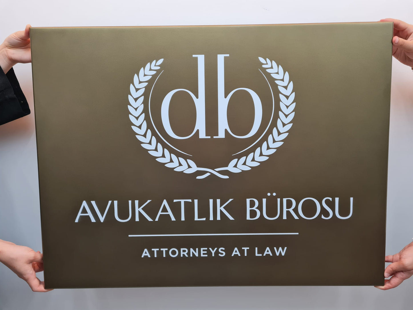 Hukuk ve danışmanlık ofislerinin giriş alanları için kişiselleştirilebilir tabela