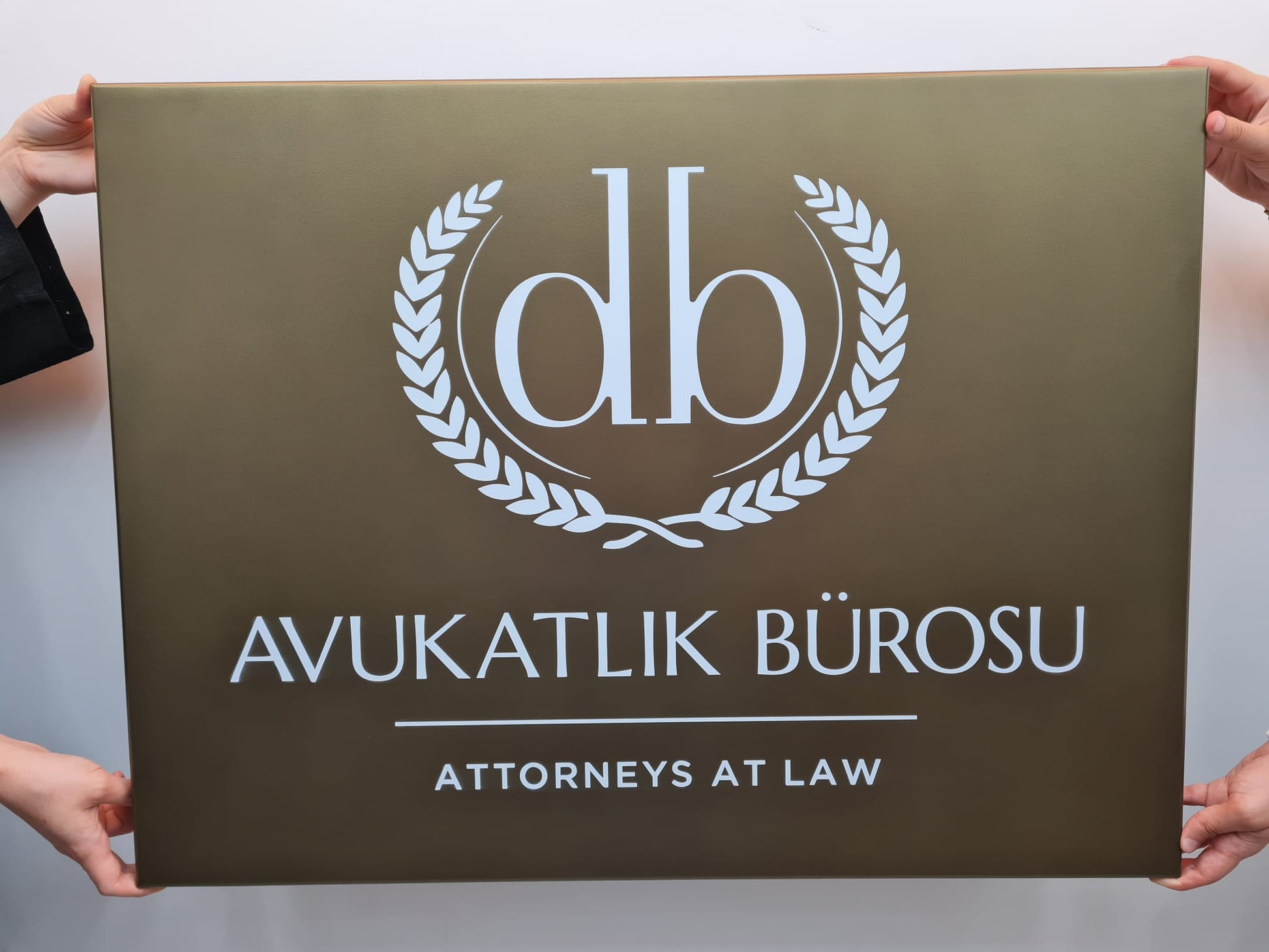Hukuk ve danışmanlık ofislerinin giriş alanları için kişiselleştirilebilir tabela