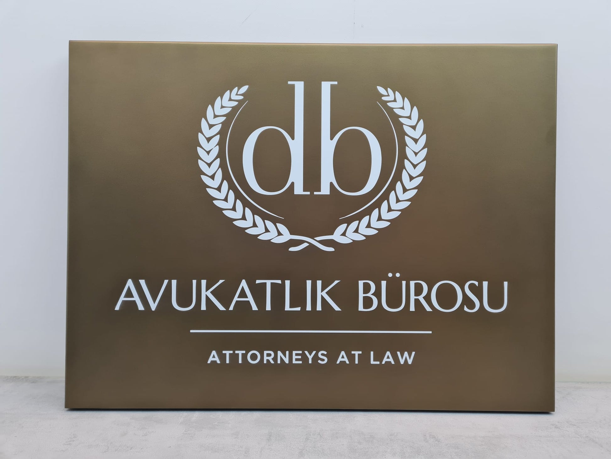 Hukuk ofisi giriş duvarı için logo ve firma adına özel hazırlanan tabela