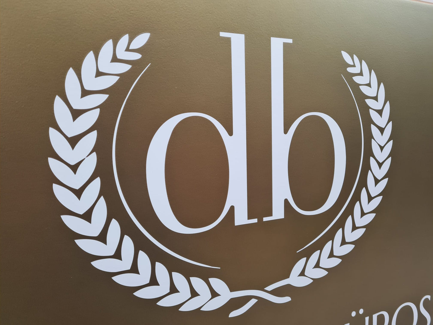 Hukuk ofisi tabelası üzerinde uygulanan UV baskı logo ve yazı detayı