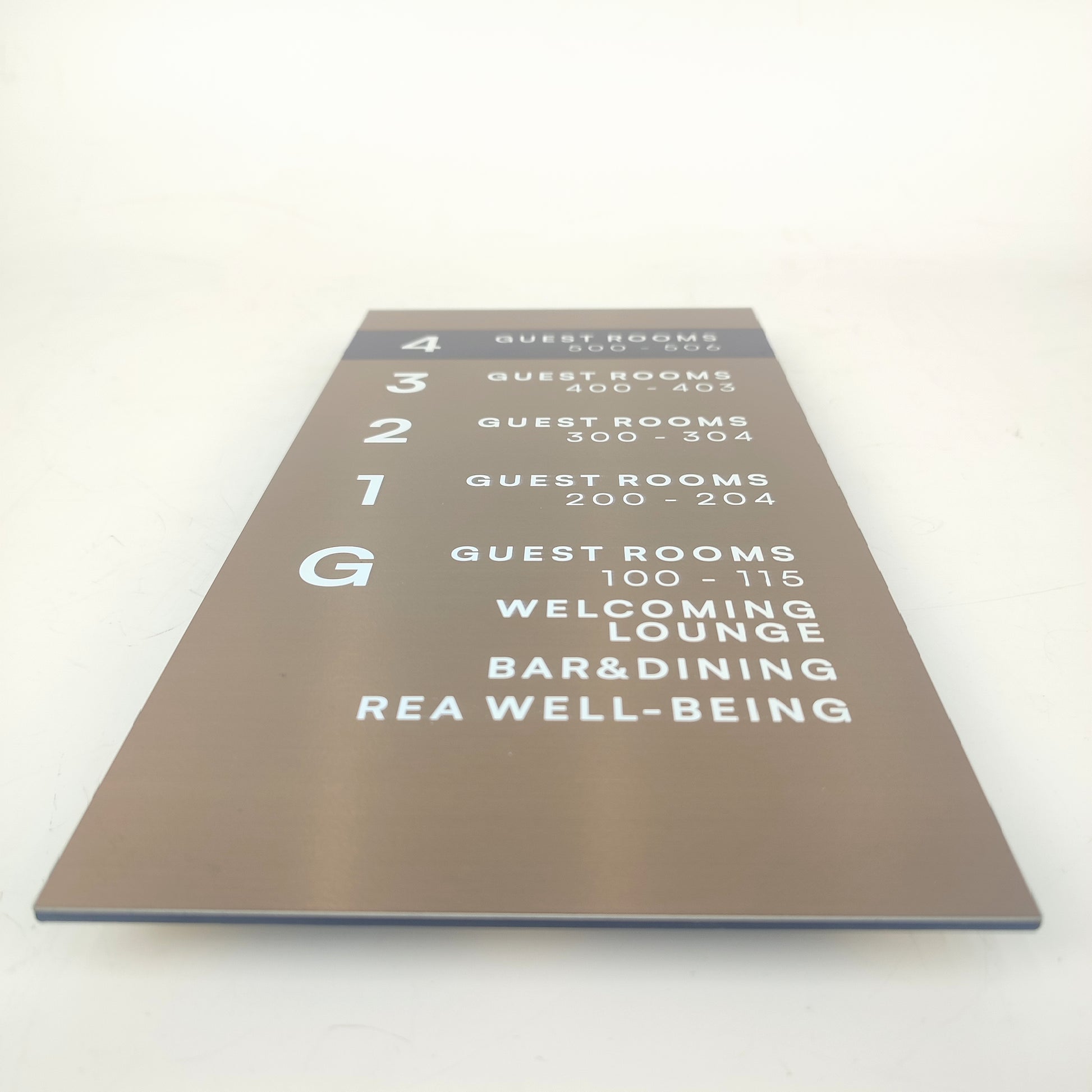 İç mekânlarda kullanılan akrilik kat bilgi levhası – minimalist tasarım.