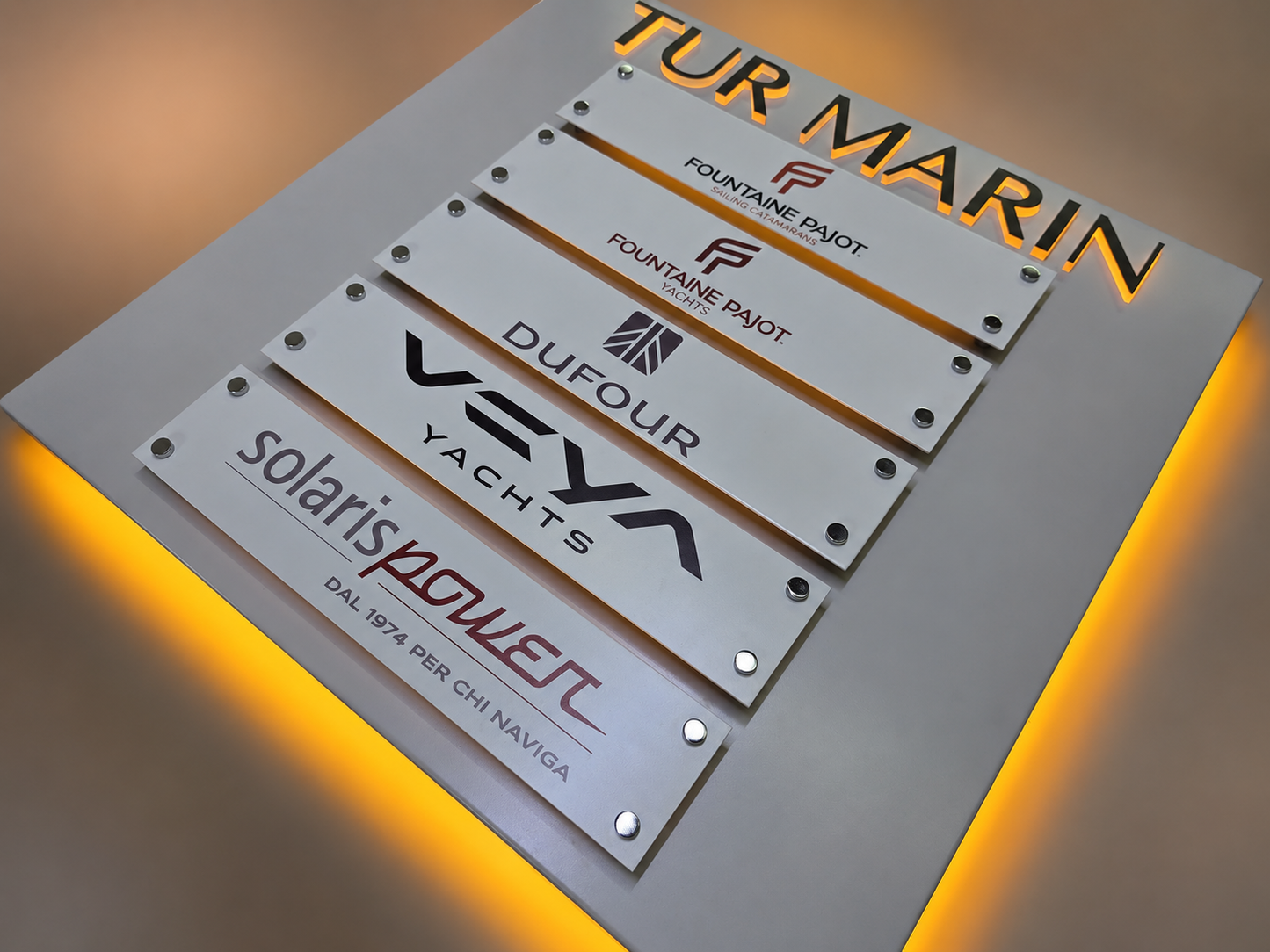 Tur Marin için özel üretilen ışıklı firma rehber tabelası