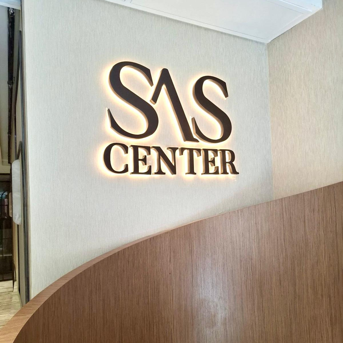 SAS Center duvar uygulaması için üretilen 3000K LED ışıklı logo tabelası