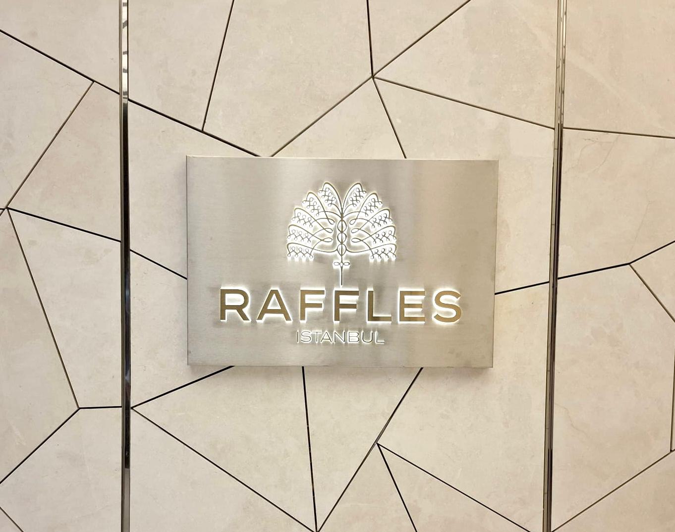 Raffles İstanbul için özel üretilen ışıklı otel logo tabelası