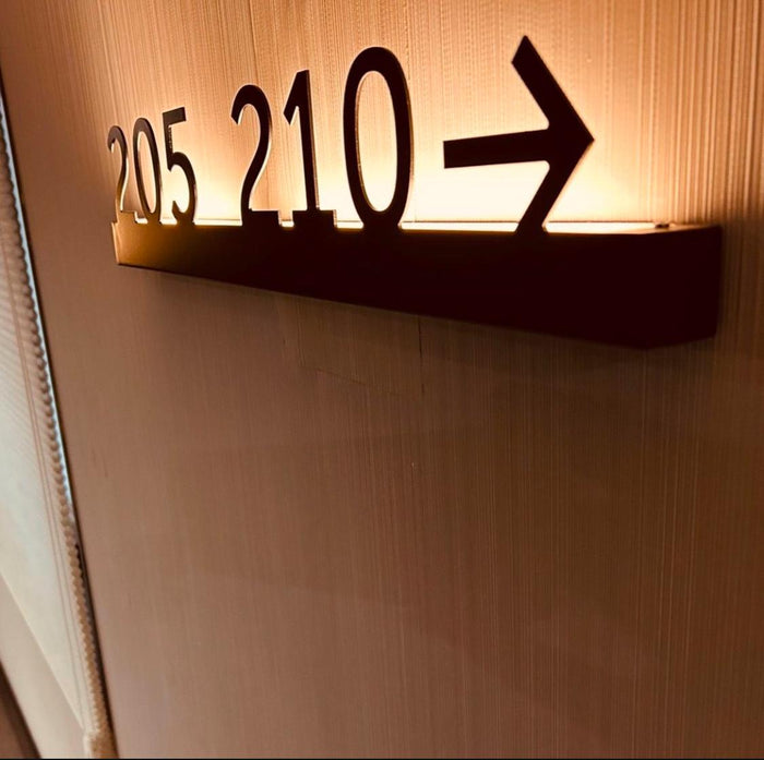 LED aydınlatmalı otel oda numarası yönlendirme tabelası 210 numara sağ ok işareti ile modern koridor yönlendirme sistemi