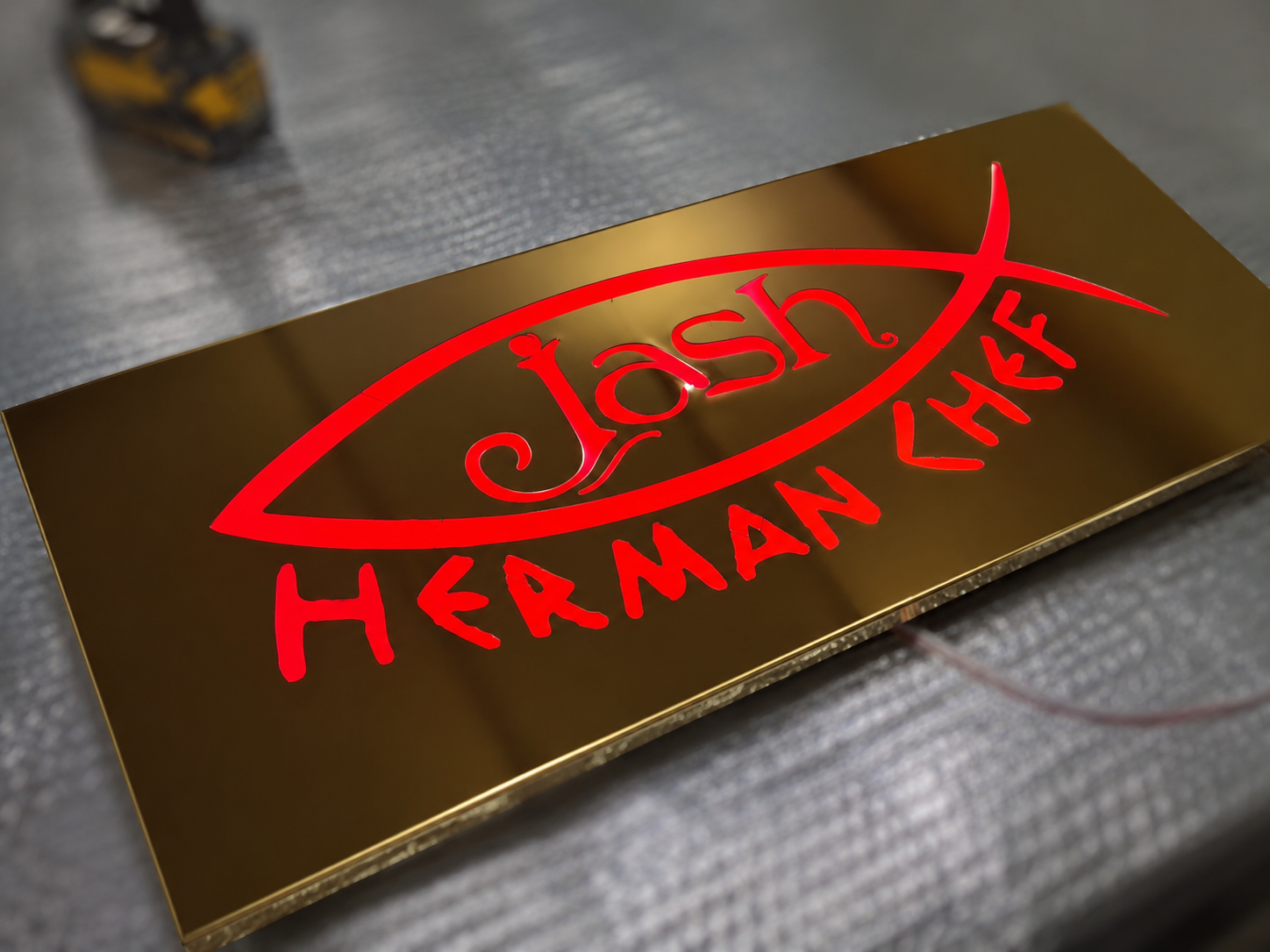 Jash Herman Chef için özel üretilen paslanmaz çelik ışıklı restoran tabelası