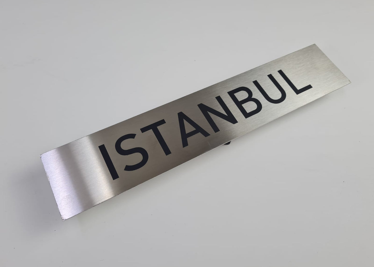 İstanbul yazılı paslanmaz çelik dünya saati şehir isimliği