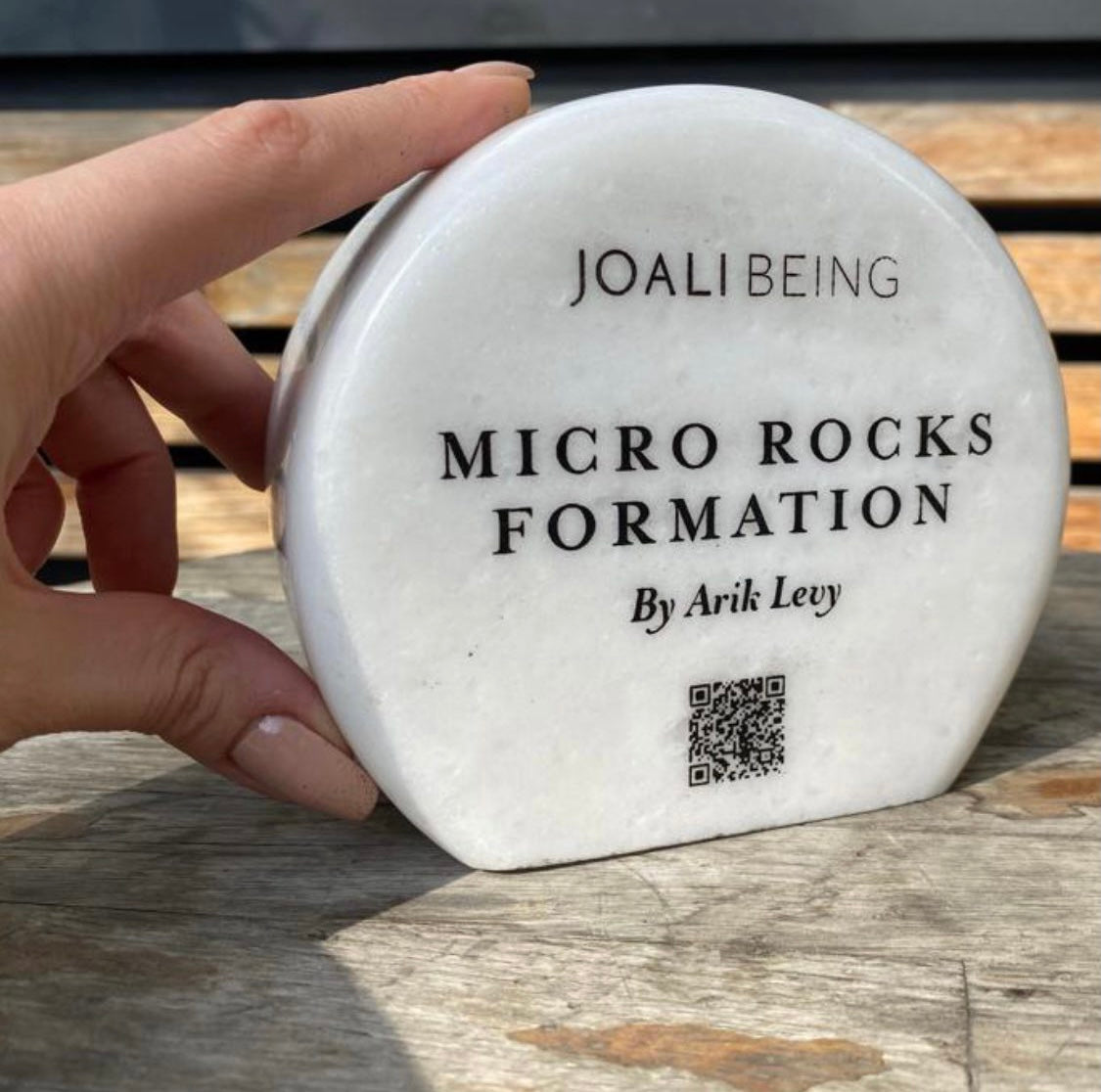 Joali Being logolu masaüstü QR kod tabelası ve bilgilendirme standı