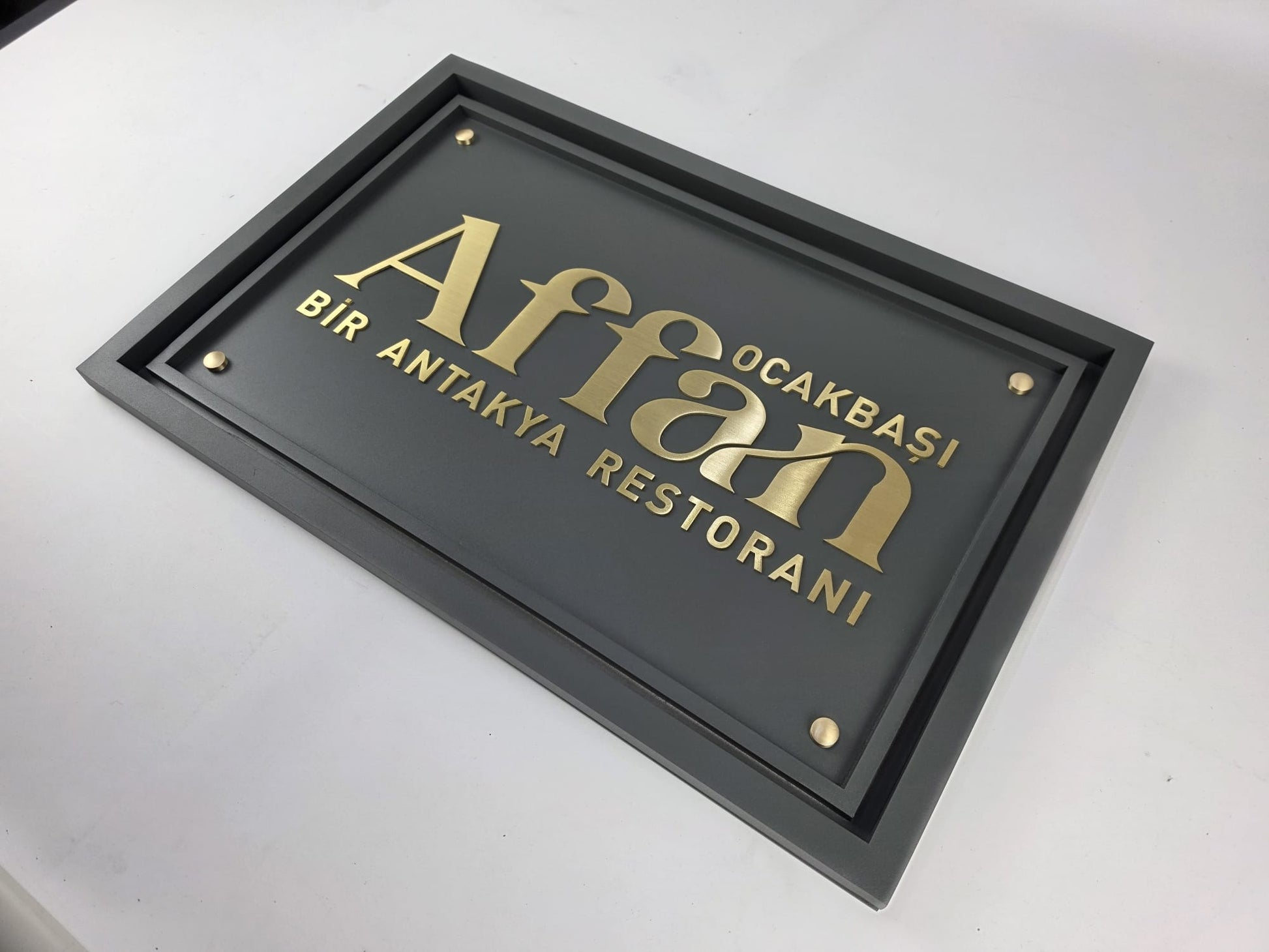 Kabartma pirinç harfli cafe tabelası dış cephe uygulaması