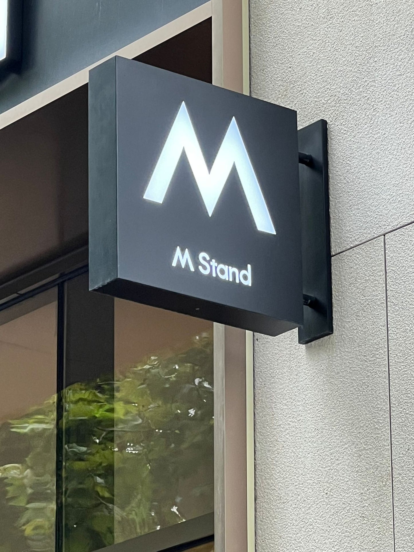 Kafe girişinde kullanılan çift taraflı ışıklı tabela, gece görünürlüğü artıran alüminyum kutu tasarımıyla öne çıkıyor.