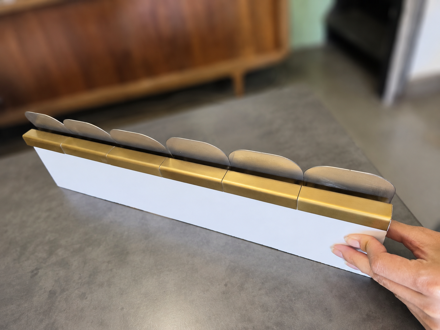 Gold metal kahve isimlik standının arka görünüşü ve MDF plakaya oturan geçme yapısı