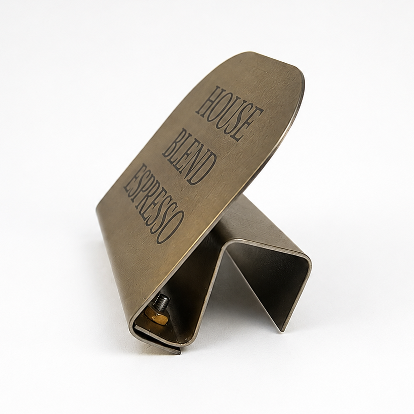 Gold metal kahve isimlik standının yan görünüşü ve MDF plakaya oturan geçme yapısı