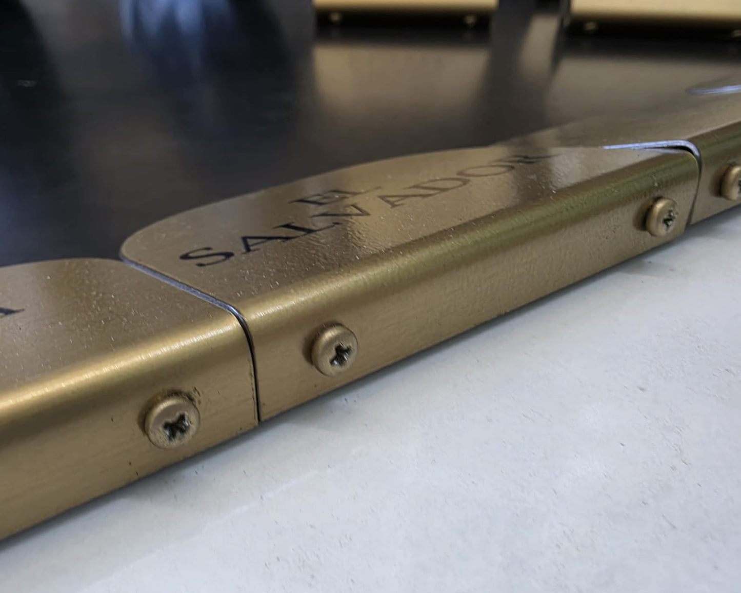 Kahve tadım alanlarında farklı çekirdekleri tanıtmak için gold metal isimlik
