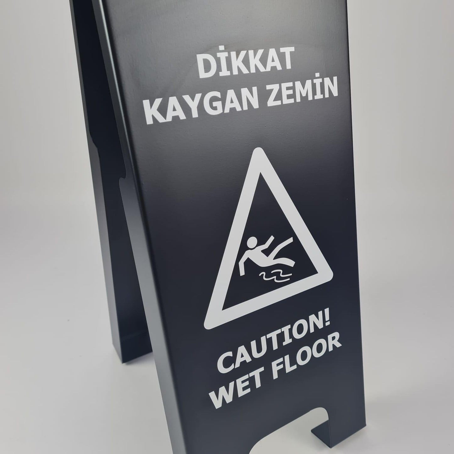 Kaygan zemin için kullanılan metal çift taraflı uyarı tabelası