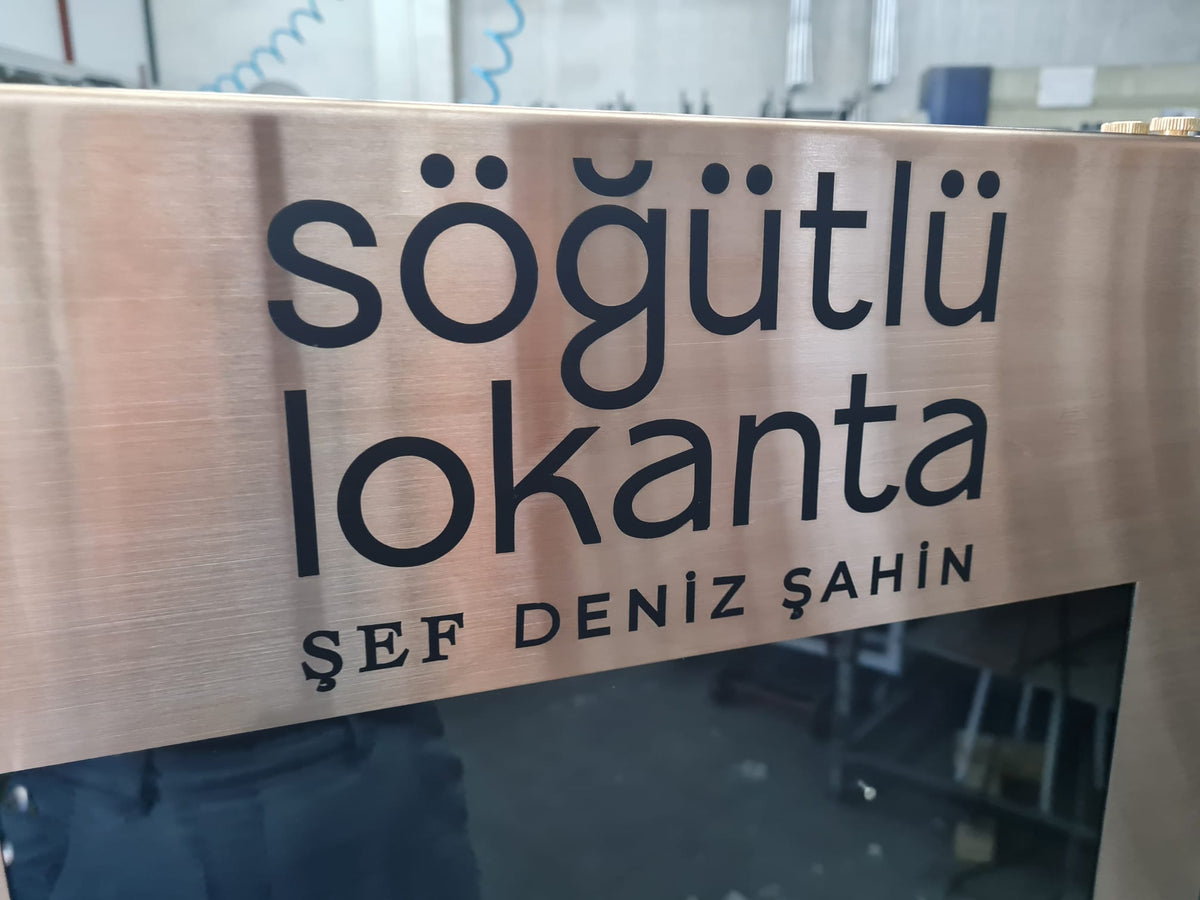 İşletme logosu ile kişiselleştirilebilen ayaklı menü sunum panosu